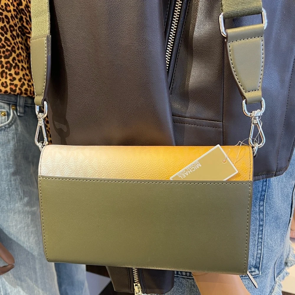 MICHAEL KORS Jet Set Large Ombré Signature Logo Crossbody Bag
Olive Multi 
NWT - Picture 10 of 16
